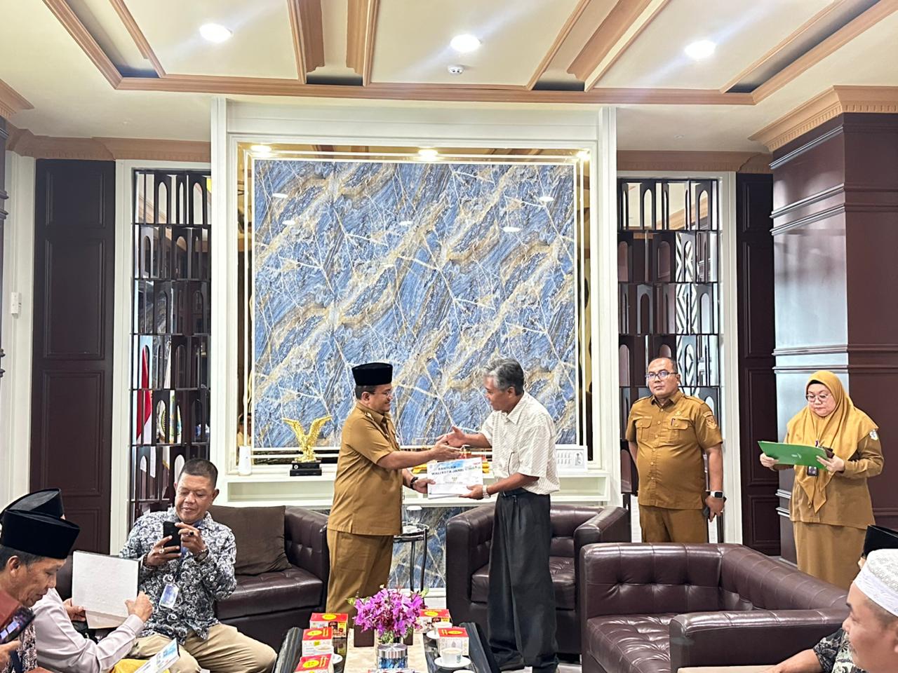 Bantuan Bapak Walikota untuk Masjid Baitul Mukminin