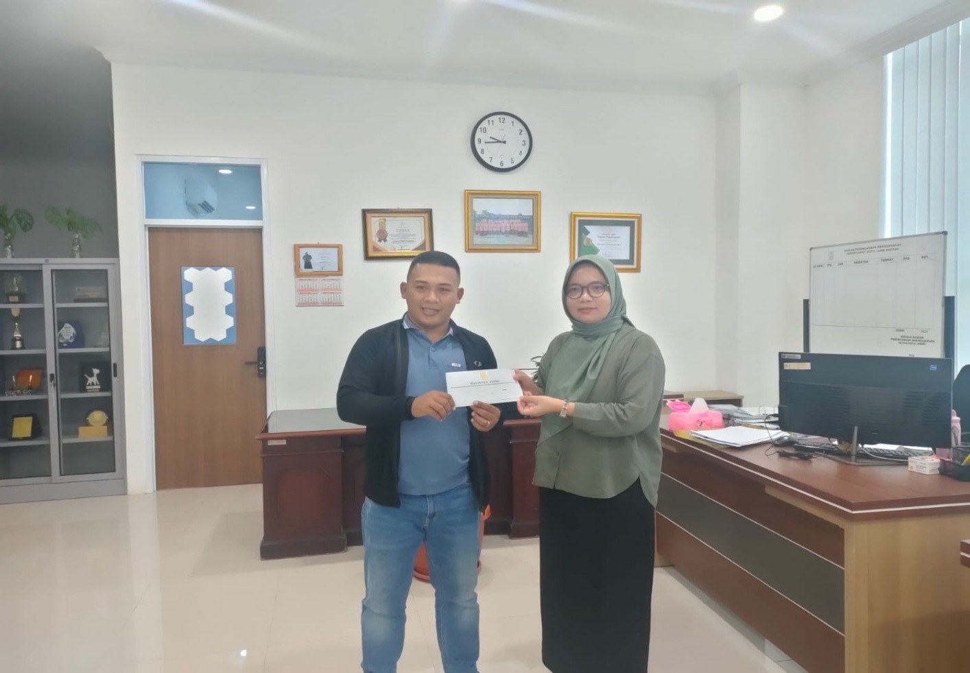 BANTUAN BAPAK WALIKOTA JAMBI KEPADA Persatuan Sepak Bola Kampung Jawa (KAMPOEJA FC)