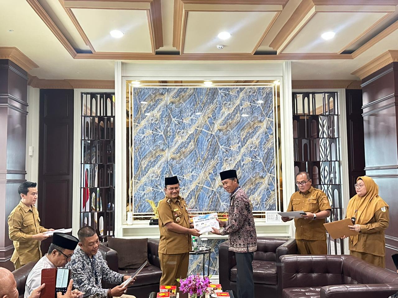 Bantuan Bapak Walikota untuk Masjid Mukhlisin
