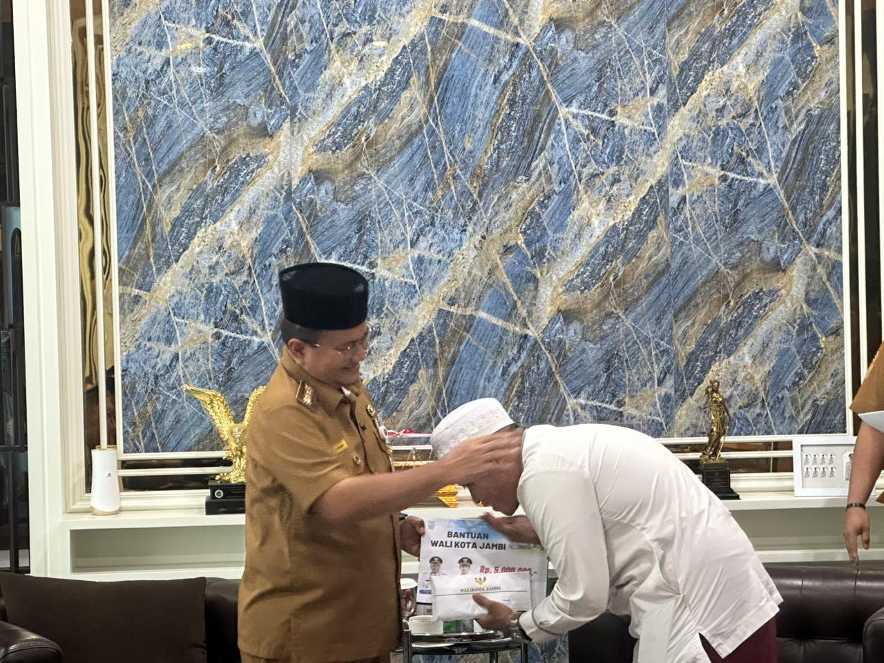 Bantuan Bapak Walikota untuk Masjid Hidayaturrahman