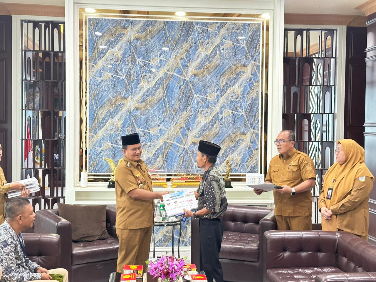 Bantuan Bapak Walikota untuk Musholla Al-Muttaqin