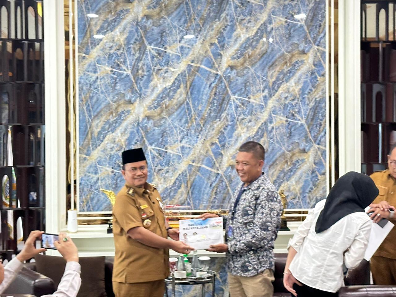 Bantuan Bapak Walikota untuk Masjid Rahmuatullah